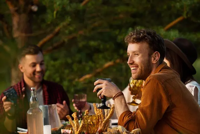 Les jeux de société qui rassemblent les amis et la famille